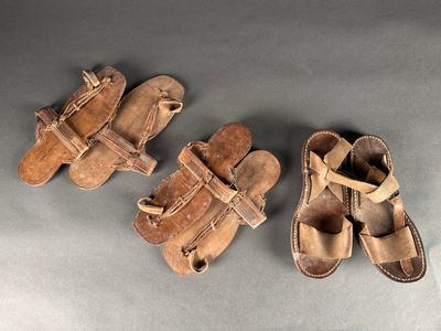deux paires de sandales sont posées l'une à côté de l'autre sur une table
