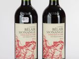 deux bouteilles de vin rouge posées l'une à côté de l'autre sur une table
