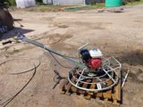 une machine posée sur une palette, dans la poussière