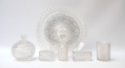 plusieurs morceaux de verre posés sur une surface blanche, avec un ventilateur en arrière-plan