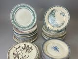 plusieurs assiettes empilées sur une table