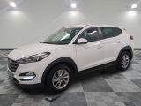 un SUV blanc garé sur un sol en carrelage à damier dans un garage