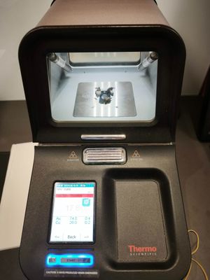 une machine posée sur une table