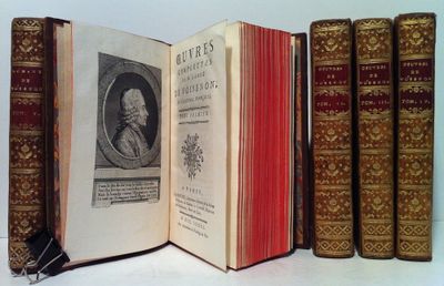 plusieurs vieux livres sont alignés sur une table