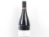 une bouteille de vin posée sur une table