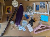 une table sur laquelle se trouvent plusieurs objets
