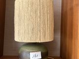 une lampe posée sur une étagère dans une pièce
