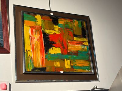 une photo d'un tableau accroché au mur