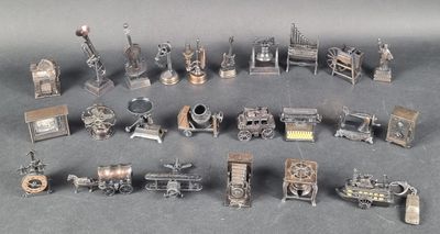 de nombreux objets en argent posés sur une table