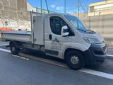 un camion blanc garé sur le bord de la route