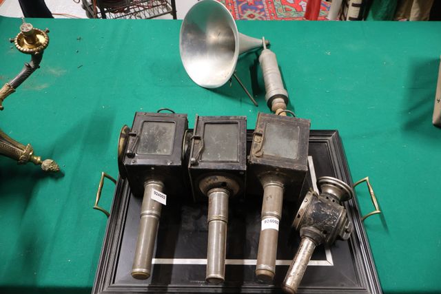 Lot : quatre lampes de fiacre, un clystère, un pavillon aluminium...