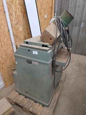 une machine posée sur une palette dans une pièce