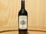une bouteille de vin posée sur un tonneau