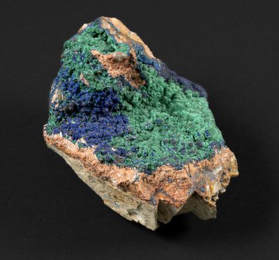 un gros plan sur un morceau de roche comportant des cristaux verts et bleus