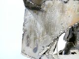 une sculpture métallique représentant un homme tenant un morceau de métal