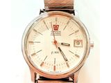 gros plan d'une montre-bracelet sur une surface blanche