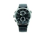 La montre est noire et possède un cadran noir.