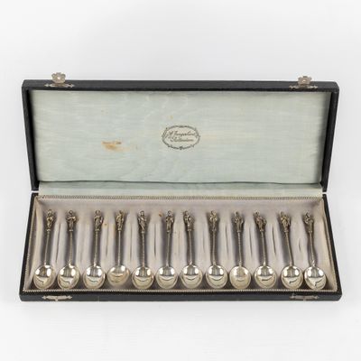 six cuillères plaquées argent dans une boîte avec un étui en bois