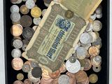 une photo d'une vitrine contenant des pièces de monnaie et un ticket