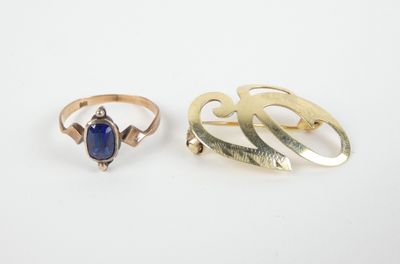 deux bagues en or et une broche de revers sertie d'une pierre bleue