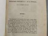 un vieux livre écrit posé sur une table