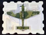 un petit avion en plastique dans un récipient en plastique posé sur une table