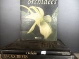 une pile de livres posée sur une table en bois