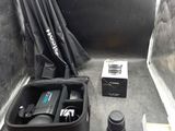 une valise noire contenant un appareil photo et d'autres objets
