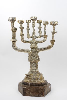 une image représentant une menorah en argent surmontée de cinq bougies