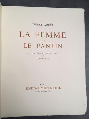 un livre ouvert dont le titre, « La Femme et le Pantin », est écrit en français