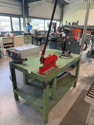 une photo d'un atelier d'usinage où se trouvent de nombreuses machines