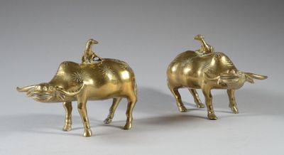 paire de figurines en laiton représentant un taureau et un cochon