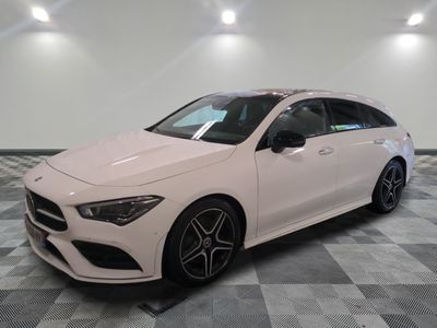 La Mercedes CLA est garée dans une grande pièce au sol carrelé d'un motif à damier.