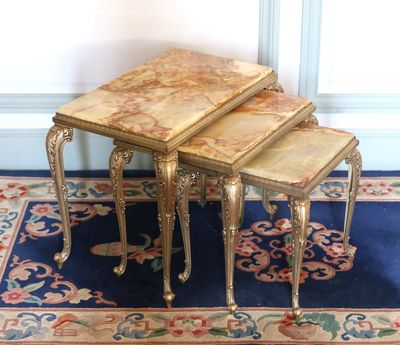 trois tables posées sur un tapis au sol