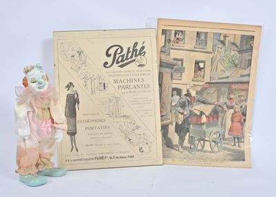 une poupée posée à côté d'un livre sur une table