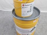 deux seaux de peinture jaune empilés l'un sur l'autre