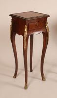 Suite de quatre tables d'appoint de forme galbée toutes face… (photo 5)