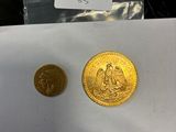 deux pièces d'or posées sur une feuille de papier, à côté d'une autre feuille de papier
