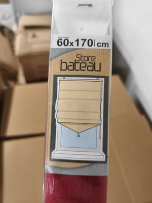 une boîte surmontée d'un rideau rouge