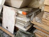 une pile de cartons empilés les uns sur les autres par terre dans une pièce