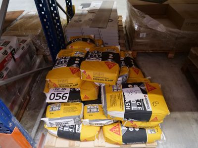 une grande pile de colis posée sur une palette dans un entrepôt