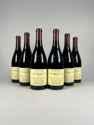 six bouteilles de vin rouge alignées