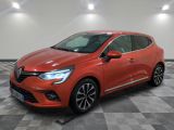 une Renault C-Cross rouge garée sur un sol à damier