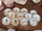 beaucoup d'assiettes et de bols sur la table