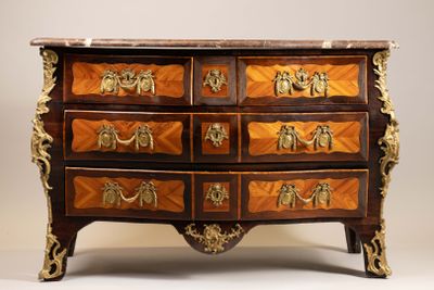 une grande commode avec un plateau en marbre