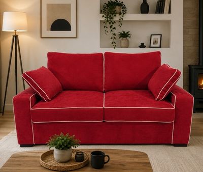 un canapé rouge placé dans un salon, à côté d'une table basse