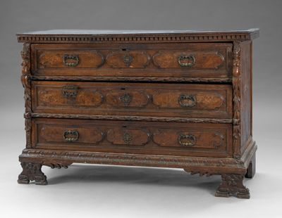 une vieille commode en bois avec un plateau en marbre