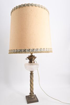 une image d'une lampe de table avec un abat-jour beige