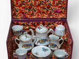 une boîte contenant un service de tasses et de soucoupes