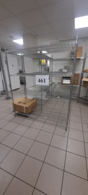 une photo d'une pièce où il y a beaucoup de cartons par terre